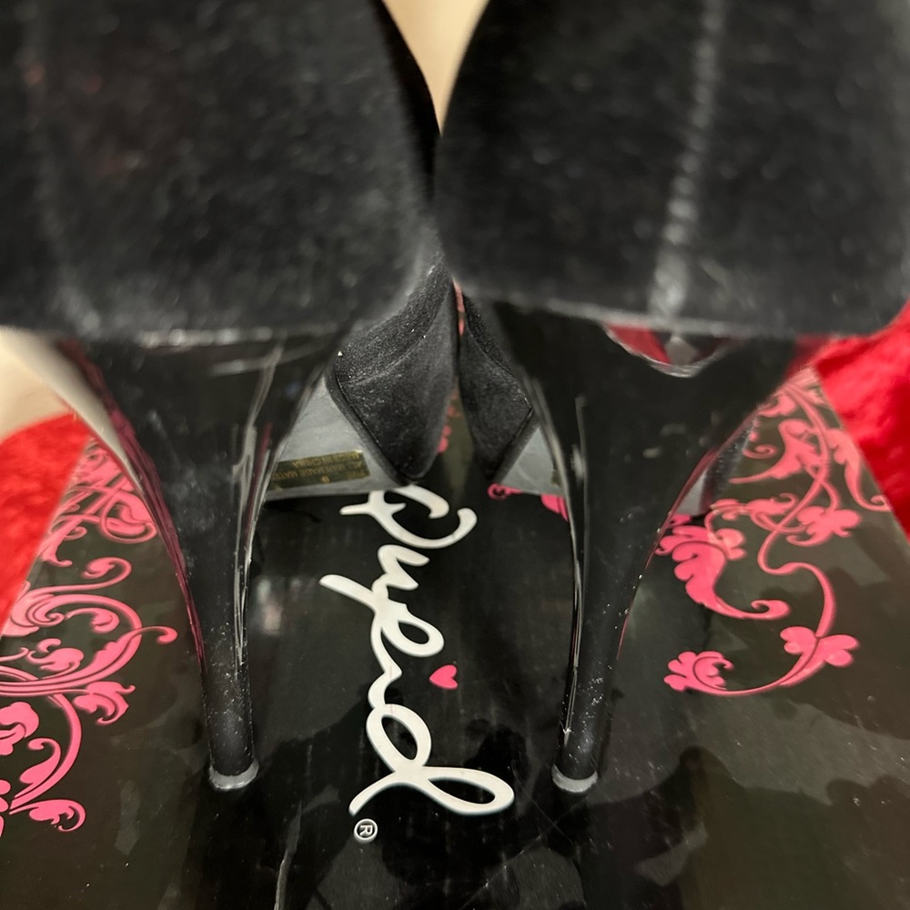 QUPID Black Velvet size 9 Super Sexy 5 inch heels with a beautiful flower - Picture 3 of 13